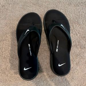 NWOT Nike Flip Flops